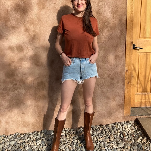 LEVIS Cutoff Jean Shorts. 25. - Picture 3 of 3